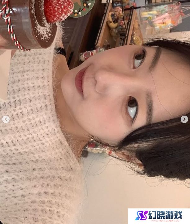 LCK美女主持晒照：男友视角小漏香肩~